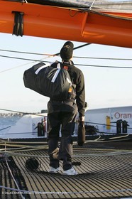 Orange II-Trophée Jules Verne 2005-Départ de Lorient-Bruno Peyron inspecte les voiles