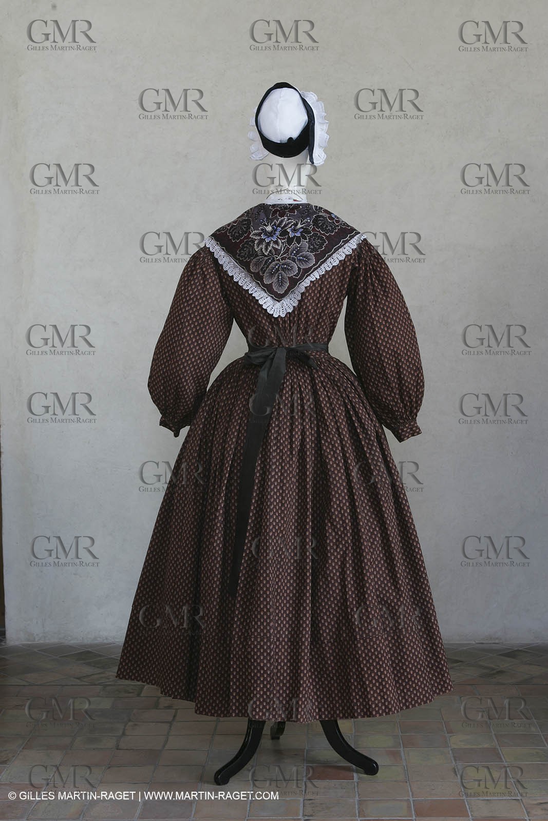 May 2004 - La Tour d'Aigues (FRA, 84) - Old costumes for women of the South exhibition