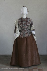 Mai 2004 - La Tour d'Aigues (FRA, 84) Costumes anciens pour l'exposition Femmes du Midi