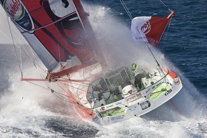 14 07 2008 - Port Camargue (FRA,30) - Monocoques IMOCA - Vendée Gobe 2008 - Kito de Pavant (Groupe Bel) à l'entraînement dans le Mistral