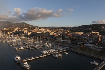 16 02 2012 - Propriano (FRA, Corse) - Compagnie la Méridionale - Le Piana en escale à Propriano