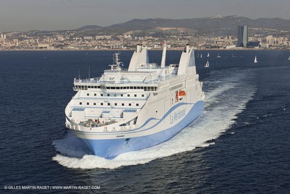 14 01 2012 - Marseille (FRA,13) - Compagnie La Méridionale - le Piana devant Marseille et les Calanques