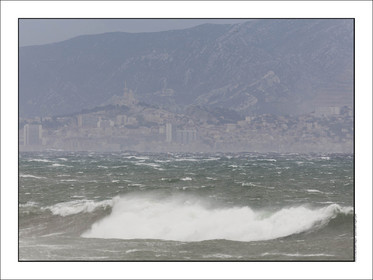 Produit : Tirage photo réalisé par nos soins sur imprimante jet d'encre professionnelle Epson à partir de 8 encres ultrachrome inaltérables (label Digigraphie).Formats au choix : . 30x40 cm. 50x70 cm. 80x120 cm.Choix des papiers :. Papier standard brillant 250 gr., filet noir, marge blanche, tirage non signé. Papier haut de gamme satiné 290 gr. filet noir, marge blanche, tirage vérifié et signé par l'auteur.. Autres supports (canvas, acrylique, dibond) sur demandeConditionnement : tube cylindrique renforcé.Options pour l'expédition : . colissimo + dépôt boîte aux lettres (France uniquement). Colissimo avec signature à réception. Transporteur express (2 jours ouvrés) avec signature à réceptionCliquez sur caddie pour sélectionner votre formule et démarrer la procédure de commande en ligne