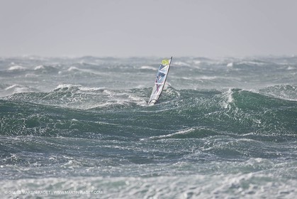 25 10 2010 - Marseille (FRA,13) - Gale Force 9 on the sailboard spot