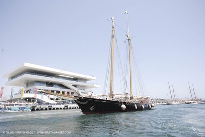 02 07 2007-Valencia (Spain)- 32nd America's Cup - Final Match - Day 7 - America Schooner replica arrives in Port America's Cup