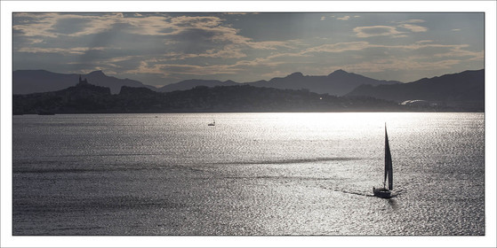 Produit : Tirage photo réalisé par nos soins sur imprimante jet d'encre professionnelle Epson à partir de 8 encres ultrachrome inaltérables (label Digigraphie).Formats au choix : .. 50 x 100 cm. 100 x 200 cmChoix des papiers :. Papier standard brillant 250 gr., filet noir, marge blanche, tirage non signé. Papier haut de gamme satiné 290 gr. filet noir, marge blanche, tirage vérifié et signé par l'auteur.. Autres supports (canvas, acrylique, dibond) sur demandeConditionnement : tube cylindrique renforcé.Options pour l'expédition : . colissimo + dépôt boîte aux lettres (France uniquement). Colissimo avec signature à réception. Transporteur express (2 jours ouvrés) avec signature à réceptionCliquez sur caddie pour sélectionner votre formule et démarrer la procédure de commande en ligne