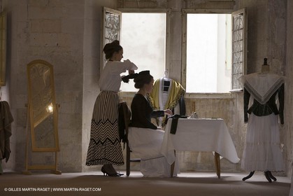 04 03 2007 - Arles - Queen of Arles and her assistants - winter costume trials