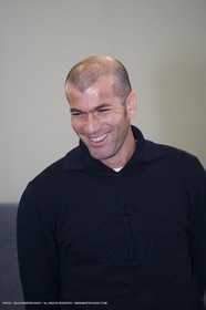 23 01 2007 - Vannes (FRA) - le championde football Zinedine Zidane rend visite au chantier Multiplast qui construit GENERALI, le futur monocoque de course du navigateur Yann Eliès dont il sera le parrain