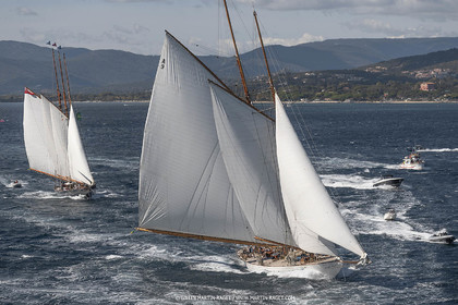 28 09 2022? Saint-Tropez,(FRA,83), Les Voiles de Saint-Tropez 2022 Régate N° 2 poup les modernes, navigation libre pour les grandes goélettes