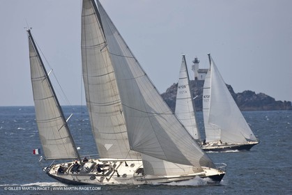 19 05 2010- Sein - (FRA,56)  -  Pen Duick III et Pen Duick VI dans le raz de Sein