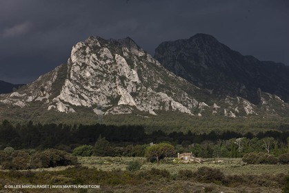 29 04 2012 - Eygalières (FRA, 13) - Chaîne des Alpilles vers Eygalières