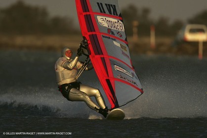13 11 2004 - Les Saintes Maries de la mer (France) - Irish sailboarder Finian Maynard beat the overall sailing speed record with a run at 46,82 knts.