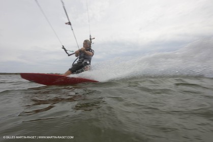 08 05 2008 - Port Saint Louis du Rhône (FRA, 13) - kite surfer Alexandre Caizergues training
