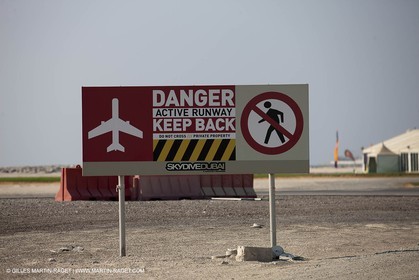 21 11 2010 - Dubai (UAE) - Dubai Louis Vuitton Trophy - Day off - James Spithill and Peter Lester go paragliding
