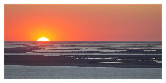 Produit : Tirage photo réalisé par nos soins sur imprimante jet d'encre professionnelle Epson à partir de 8 encres ultrachrome inaltérables (label Digigraphie).Formats au choix : .. 50 x 100 cm. 100 x 200 cmChoix des papiers :. Papier standard brillant 250 gr., filet noir, marge blanche, tirage non signé. Papier haut de gamme satiné 290 gr. filet noir, marge blanche, tirage vérifié et signé par l'auteur.. Autres supports (canvas, acrylique, dibond) sur demandeConditionnement : tube cylindrique renforcé.Options pour l'expédition : . colissimo + dépôt boîte aux lettres (France uniquement). Colissimo avec signature à réception. Transporteur express (2 jours ouvrés) avec signature à réceptionCliquez sur caddie pour sélectionner votre formule et démarrer la procédure de commande en ligne