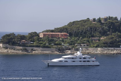 28 07 2007 - St Jean Cap Ferrat - SuperYachts - Motor Yachts - Hampshire