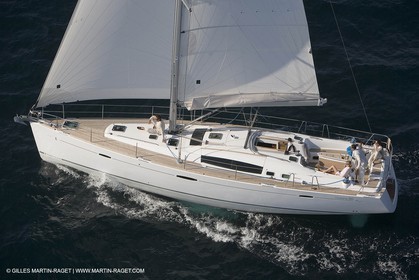 Crusing monohull sailing