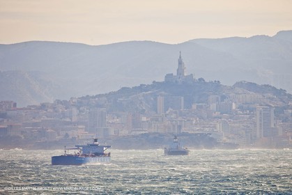 25 10 2010 - Marseille (FRA,13) - Navires au mouillage en raison d'un grève du personnel portuaire