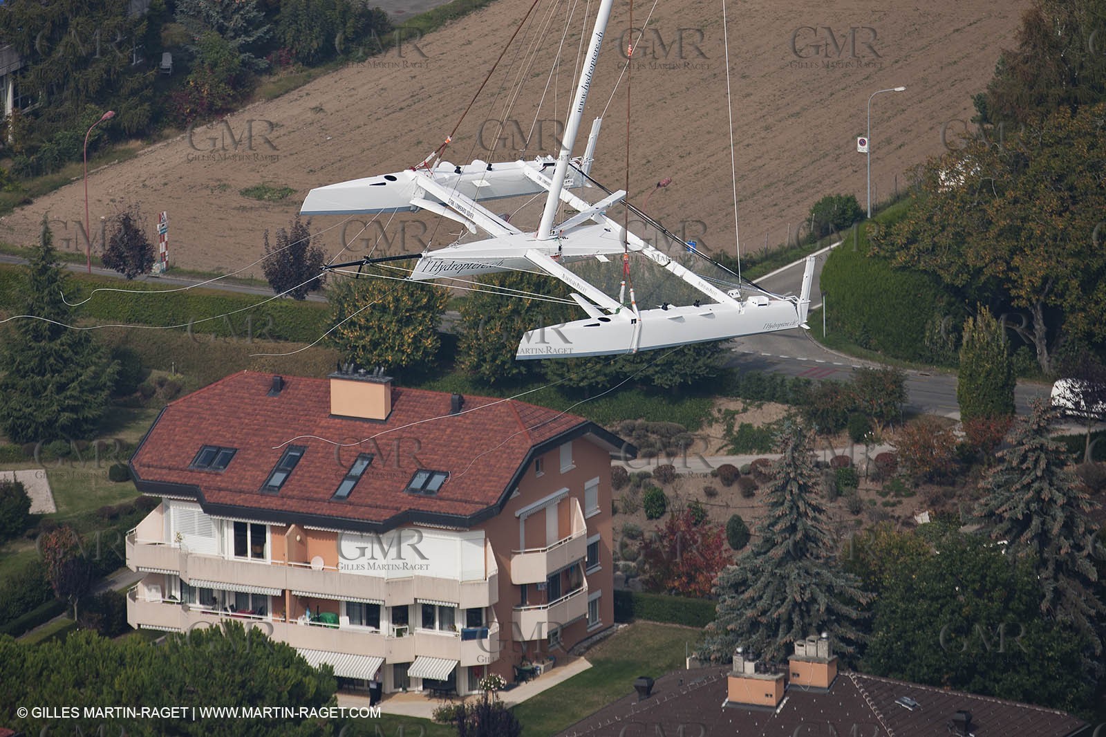08 10 10 - St Sulpice (SUI) - Hydroptere.ch touches water
