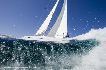Crusing monohull sailing