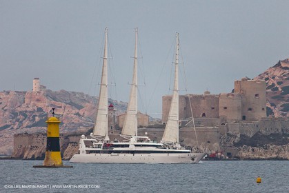 23 10 2010 - Marseille (FRA,13) - Le Ponant - Arrival in Marseille and entrance in the historical port