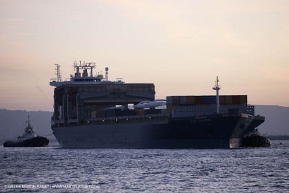 01 03 2011 - San Frnacisco (USA,CA) - Harbour operations - ship details - ship unloading - containers