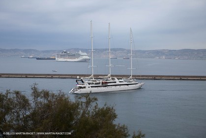 23 10 2010 - Marseille (FRA,13) - Le Ponant - Arrival in Marseille and entrance in the historical port