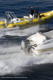 Bateau à Moteur en Route