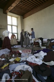 Mai 2004 - La Tour d'Aigues (FRA, 84) Costumes anciens pour l'exposition Femmes du Midi