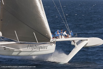 Samedi 5 septembre 2009 - Hyères (FRA, 83) - L'Hydroptère bat le record du monde de vitesse avec un run à 51,36 knts (sous réserve de ratification par le WSSRC)