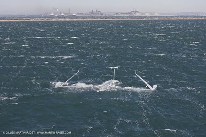 21 12 2008 - Port Saint Louis du Rhône (FRA, 13) - L'Hydroptère peu après son chavirage survenu lors d'une tentative contre le record de vitesse absolu à la voile