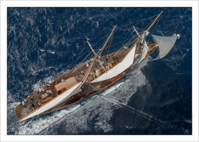 Produit : Tirage photo réalisé par nos soins sur imprimante jet d'encre professionnelle Epson à partir de 8 encres ultrachrome inaltérables (label Digigraphie).Formats au choix :. 30x40 cm. 50x70 cm. 80x120 cm.Choix des papiers :. Papier standard brillant 250 gr., filet noir, marge blanche, tirage non signé. Papier haut de gamme satiné 290 gr. filet noir, marge blanche, tirage vérifié et signé par l'auteur.. Autres supports (canvas, acrylique, dibond) sur demandeConditionnement : tube cylindrique renforcé.Options pour l'expédition :. colissimo + dépôt boîte aux lettres (France uniquement). Colissimo avec signature à réception. Transporteur express (2 jours ouvrés) avec signature à réceptionCliquez sur caddie pour sélectionner votre formule et démarrer la procédure de commande en ligne