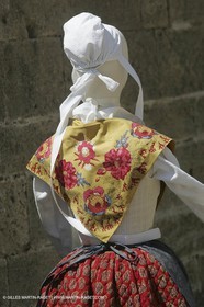 Mai 2004 - La Tour d'Aigues (FRA, 84) Costumes anciens pour l'exposition Femmes du Midi