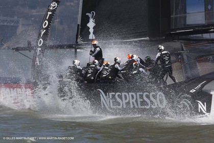 28 07 2013 - San Francisco (USA,CA) - 34th America's Cup - Louis Vuitton Cup - Race Day 13 - Emirates Team New Zealand vs Luna Rossa - Tom Cruise, Emirates Team New Zeland guest (black helmet with green )