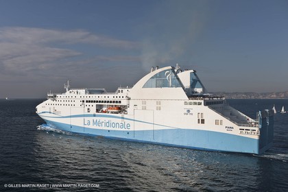 14 01 2012 - Marseille (FRA,13) - Compagnie La Méridionale - le Piana devant Marseille et les Calanques