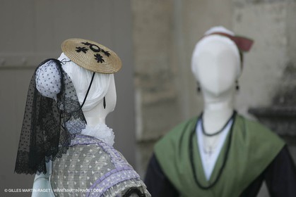 May 2004 - La Tour d'Aigues (FRA, 84) - Old costumes for women of the South exhibition