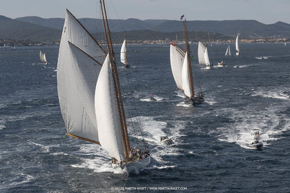 28 09 2022? Saint-Tropez,(FRA,83), Les Voiles de Saint-Tropez 2022 Régate N° 2 poup les modernes, navigation libre pour les grandes goélettes