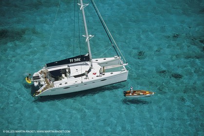 Voile, croisière,multicoque au mouillage