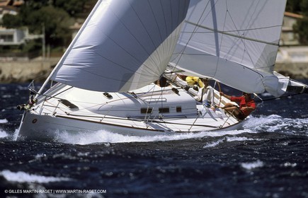 Crusing monohull sailing