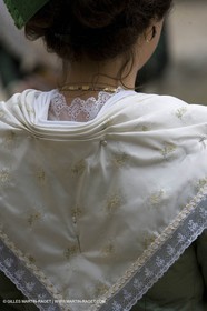 04 03 2007 - Arles - Queen of Arles and her assistants at Les Alyscamps monument