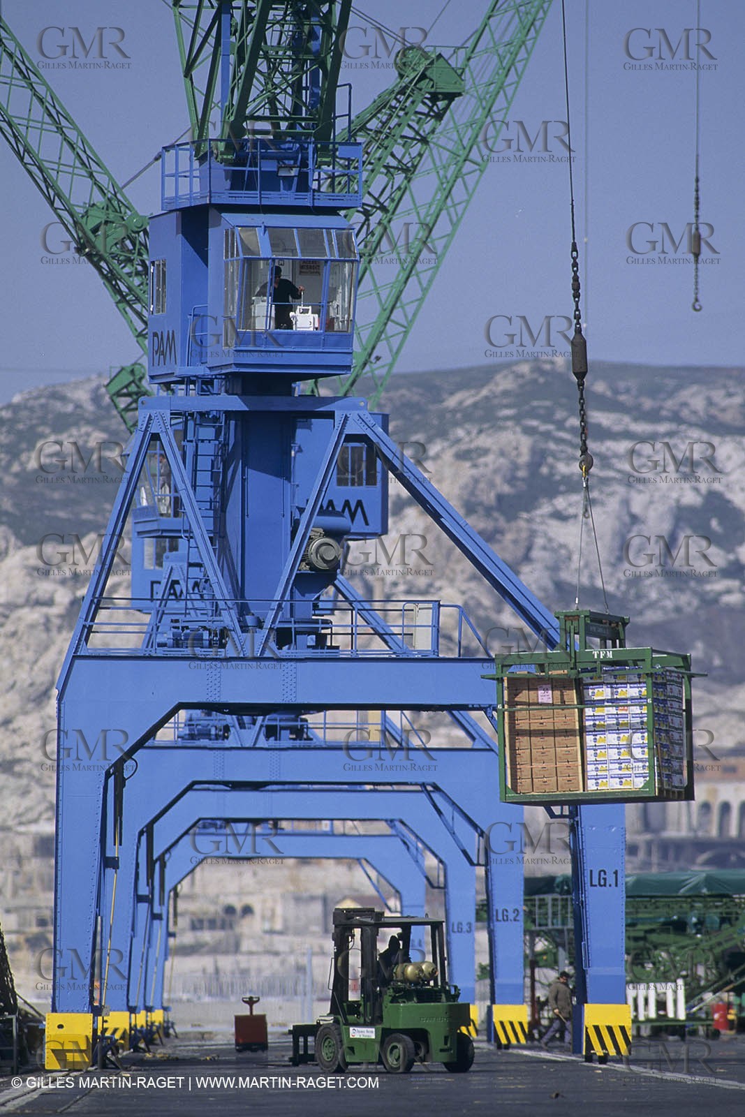 Monde maritime, opérations porturaires, ports, manoeuvres, marine world, harbour operations, maritime shipping,