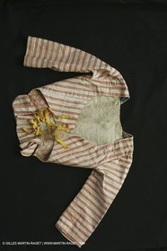 Mai 2004 - La Tour d'Aigues (FRA, 84) Costumes anciens pour l'exposition Femmes du Midi