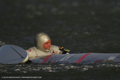 13 11 2004 - Les Saintes Maries de la mer (France) - Irish sailboarder Finian Maynard beat the overall sailing speed record with a run at 46,82 knts.