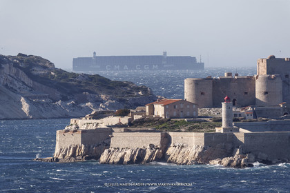 14 12 2023, Marseille (FRA), arrivée du Palais Royal, porte container armé par la CMA CGM, navire de 400 mètres de long, 67 mètres de large, qui transporte 23 000 conteneurs avec propulsion au GNL