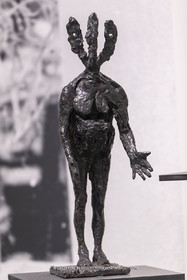 30 10 2023, Montpellier (FRA), oeuvre de Germaine Richier, Exposition Centre Pompidou - Musée Fabre 2023, L'Hydre 1954, Bronze patiné foncé, Epreuve d'exposition, Fondeur : Susse, Paris, 79 x 28 x 32 cm, collection particulière