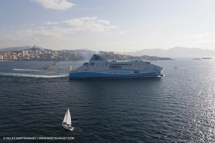 14 01 2012 - Marseille (FRA,13) - Compagnie La Méridionale - le Piana devant Marseille et les Calanques