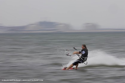 08 05 2008 - Port Saint Louis du Rhône (FRA, 13) - kite surfer Alexandre Caizergues training