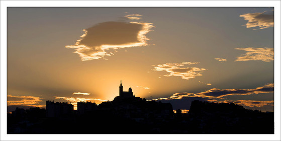 Produit : Tirage photo réalisé par nos soins sur imprimante jet d'encre professionnelle Epson à partir de 8 encres ultrachrome inaltérables (label Digigraphie).Formats au choix : .. 50 x 100 cm. 100 x 200 cmChoix des papiers :. Papier standard brillant 250 gr., filet noir, marge blanche, tirage non signé. Papier haut de gamme satiné 290 gr. filet noir, marge blanche, tirage vérifié et signé par l'auteur.. Autres supports (canvas, acrylique, dibond) sur demandeConditionnement : tube cylindrique renforcé.Options pour l'expédition : . colissimo + dépôt boîte aux lettres (France uniquement). Colissimo avec signature à réception. Transporteur express (2 jours ouvrés) avec signature à réceptionCliquez sur caddie pour sélectionner votre formule et démarrer la procédure de commande en ligne