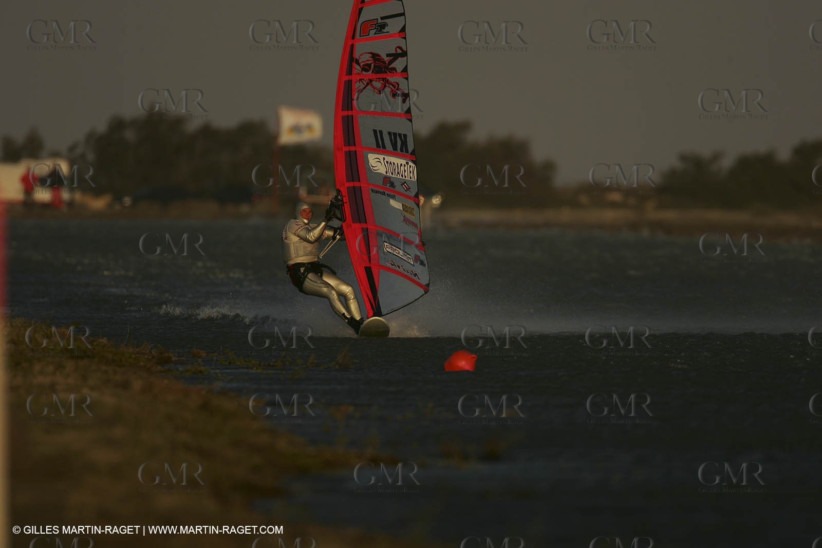 13 11 2004 - Les Saintes Maries de la mer (France) - Irish sailboarder Finian Maynard beat the overall sailing speed record with a run at 46,82 knts.