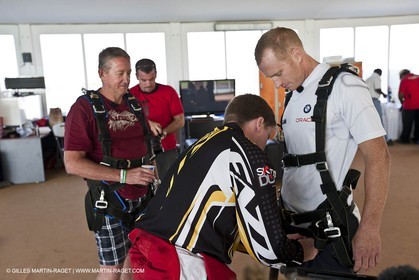 21 11 2010 - Dubai (UAE) - Dubai Louis Vuitton Trophy - Day off - James Spithill and Peter Lester go paragliding
